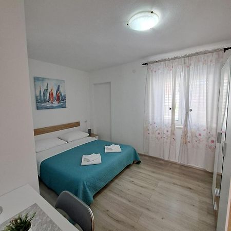 Apartman Leon Omis Exterior photo