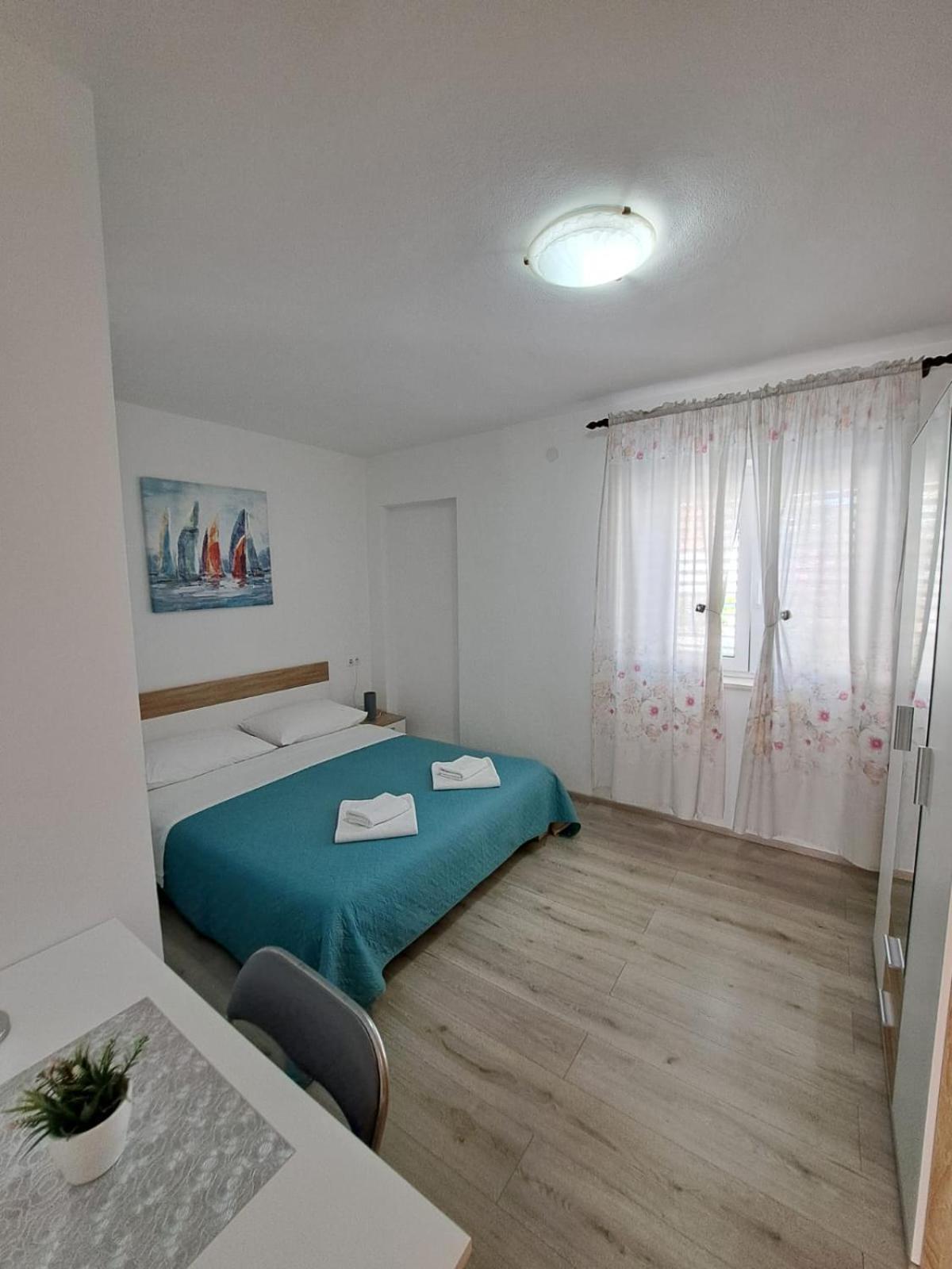 Apartman Leon Omis Exterior photo